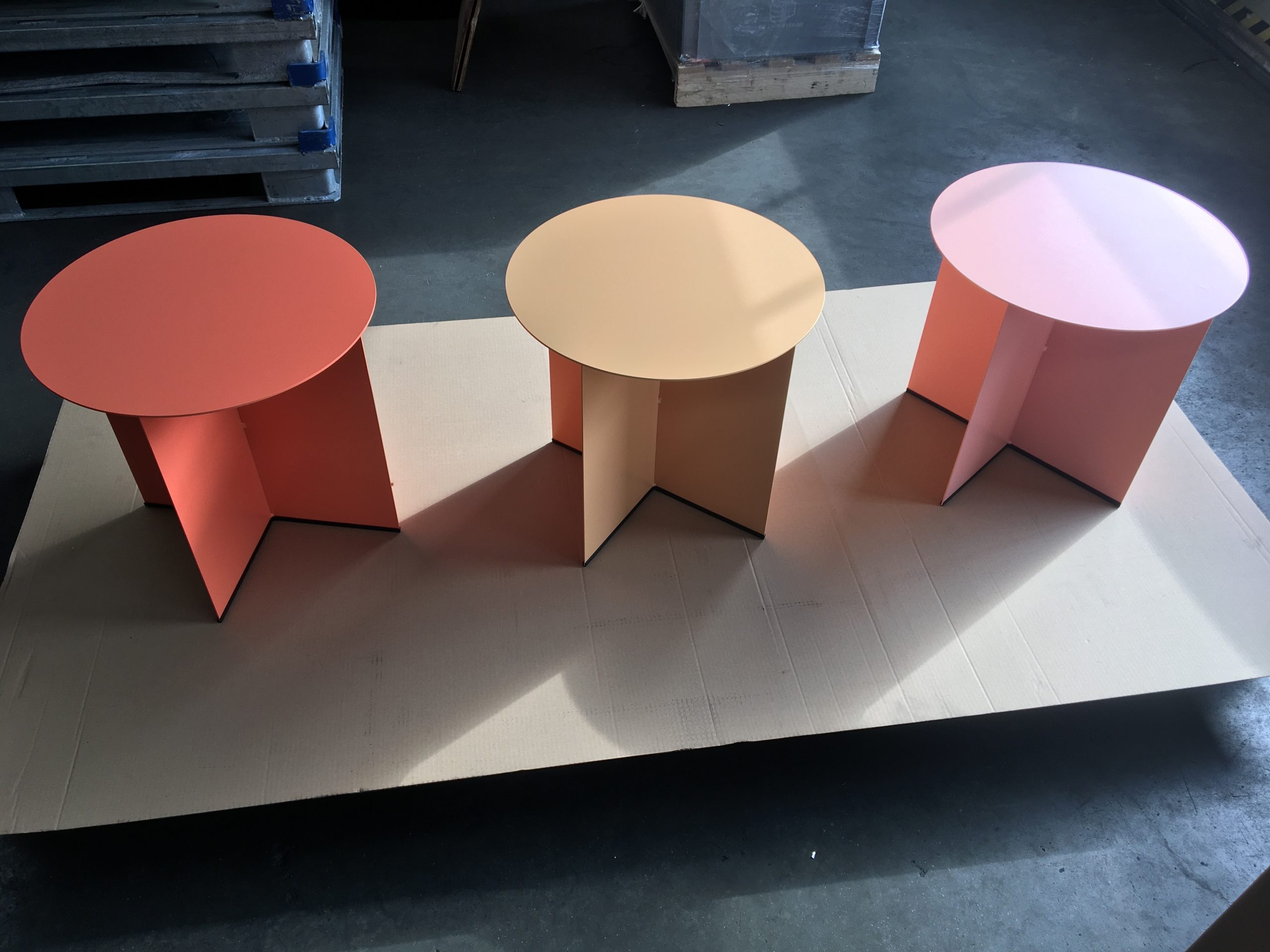 Kleurrijke geometrie: Bijzettafels voor OFFICE — detailbeeld