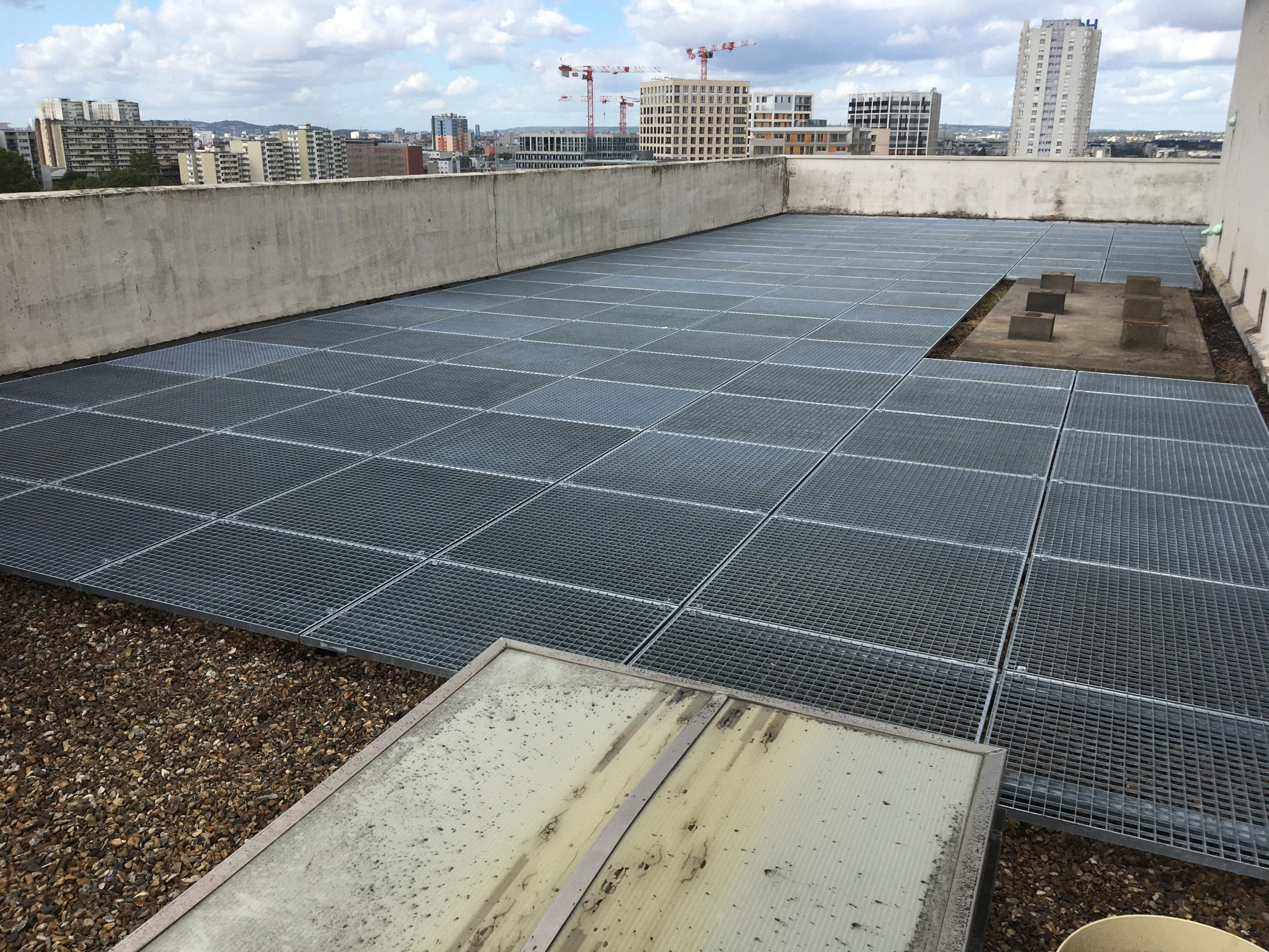 Een industrieel terras boven de Parijse skyline — detailbeeld