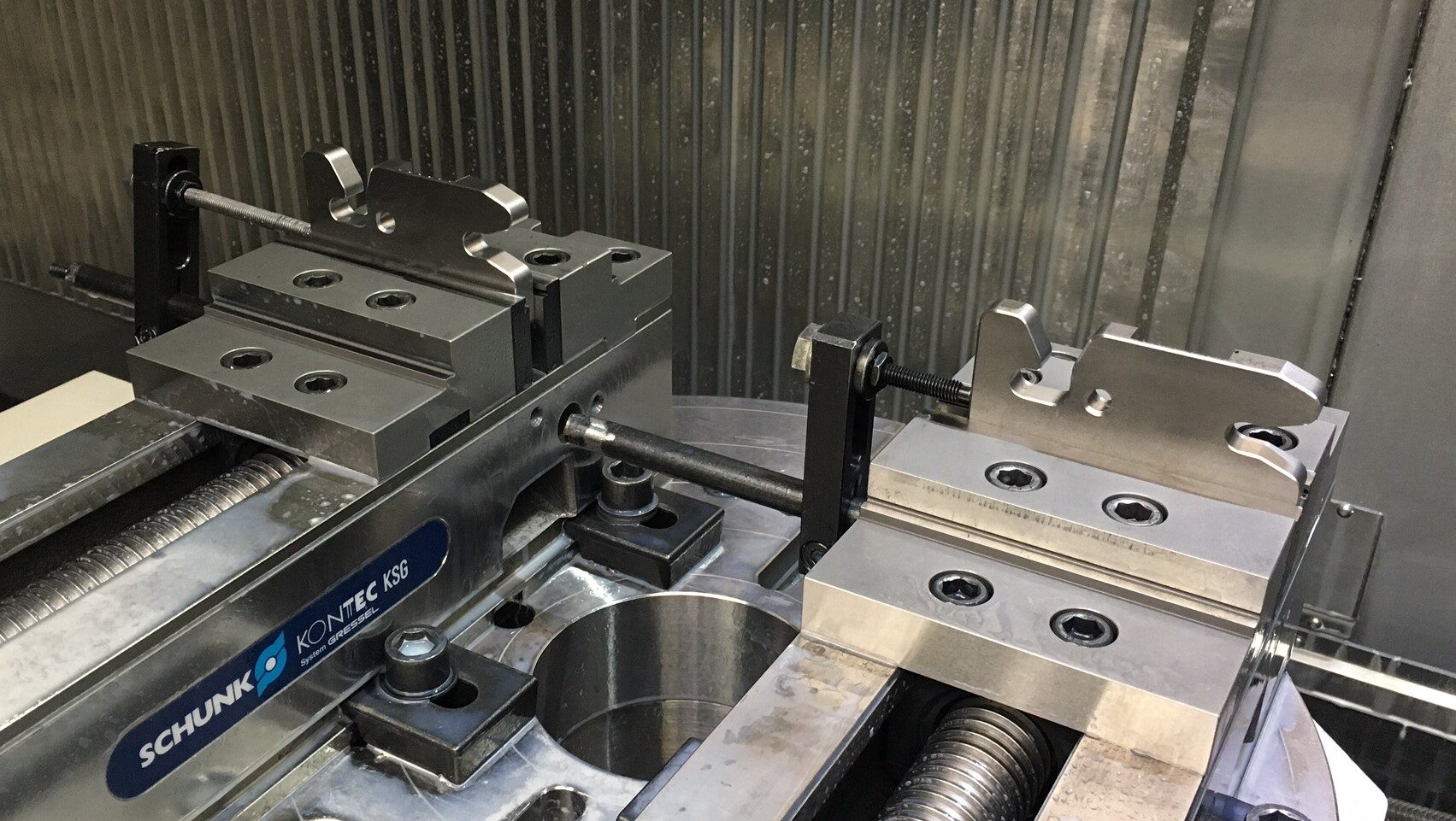 Machinewerk voor Volvo (2015) door Aelbrecht-Maes